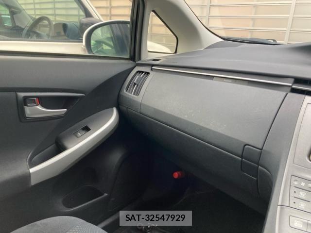 Toyota PRIUS 2013-08 7359395-21