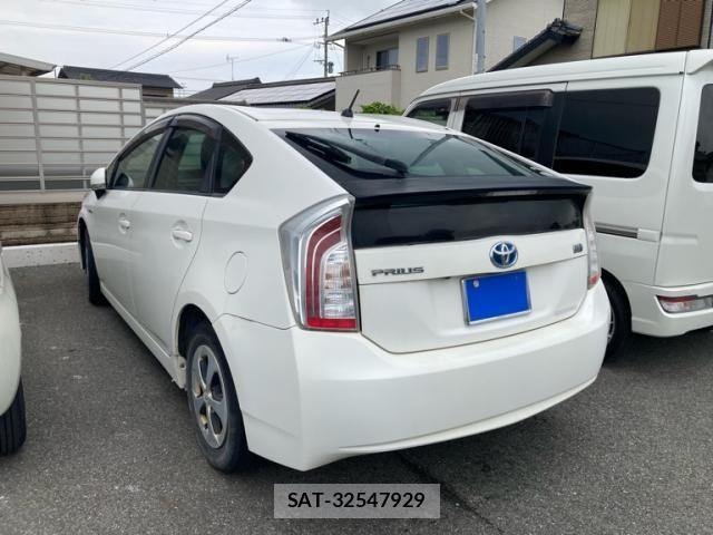 Toyota PRIUS 2013-08 7359395-2