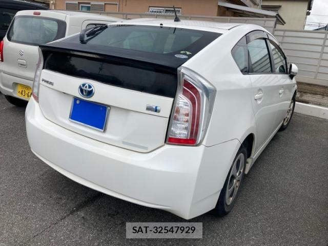 Toyota PRIUS 2013-08 7359395-3