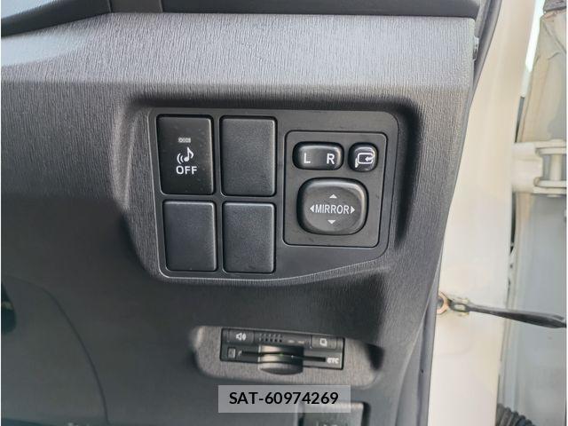 Toyota PRIUS 2012-03 7359381-19
