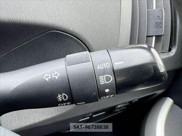 Toyota PRIUS 2012-08 7359385-24