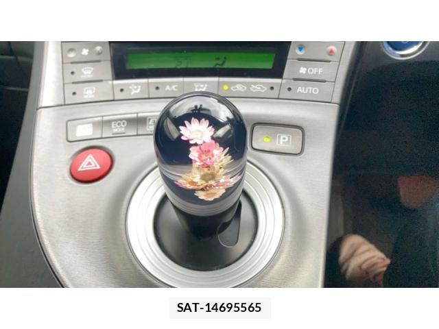Toyota PRIUS 2013-06 7359365-13