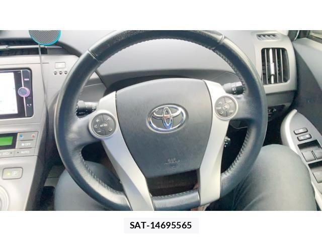 Toyota PRIUS 2013-06 7359365-6