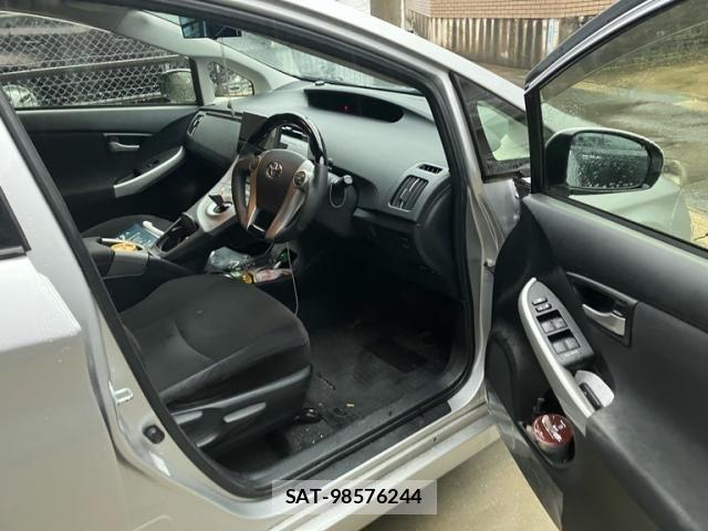 Toyota PRIUS 2014-02 7359389-11