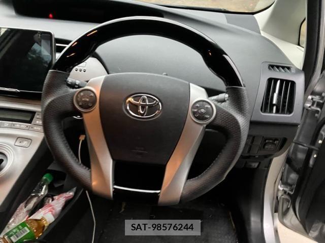 Toyota PRIUS 2014-02 7359389-12