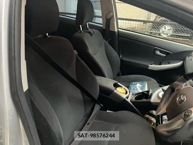 Toyota PRIUS 2014-02 7359389-14