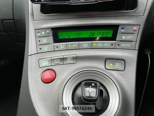 Toyota PRIUS 2014-02 7359389-18