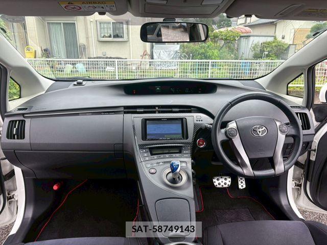 Toyota PRIUS 2013-02 7393637-1