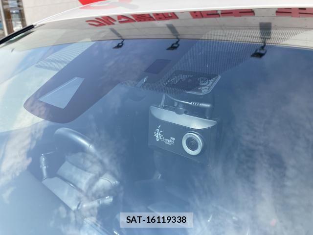 Toyota PRIUS 2021-11 7456857-13