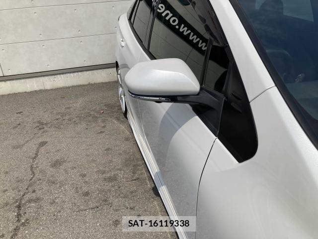 Toyota PRIUS 2021-11 7456857-14