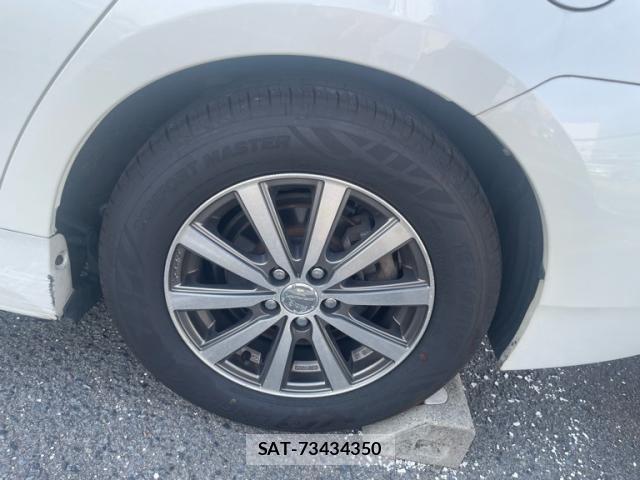 Toyota PRIUS 2015-02 7456975-14