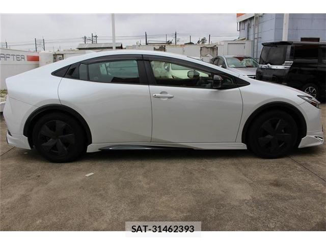 Toyota PRIUS 2023-06 7456859-13