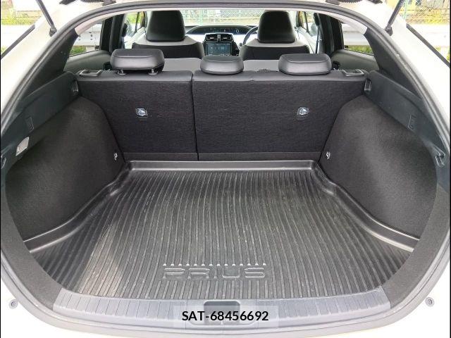 Toyota PRIUS 2018-06 7456886-13
