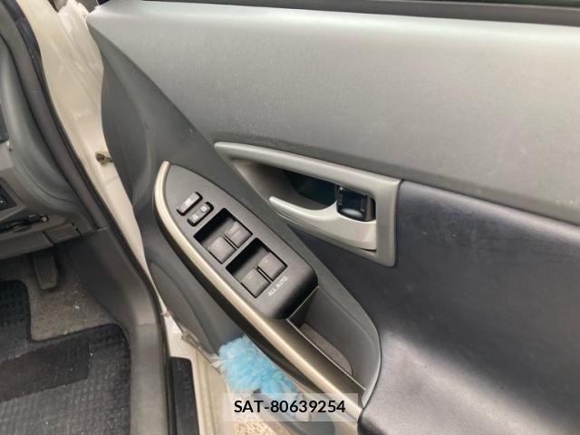 Toyota PRIUS 2011-11 7456977-13