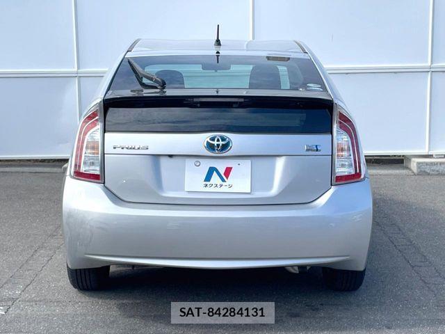Toyota PRIUS 2015-04 7509716-14