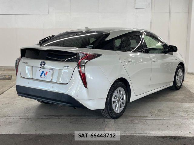 Toyota PRIUS 2017-12 7562661-15