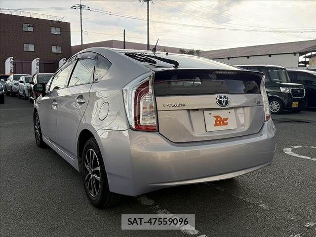 Toyota PRIUS 2015-09 7562669-14