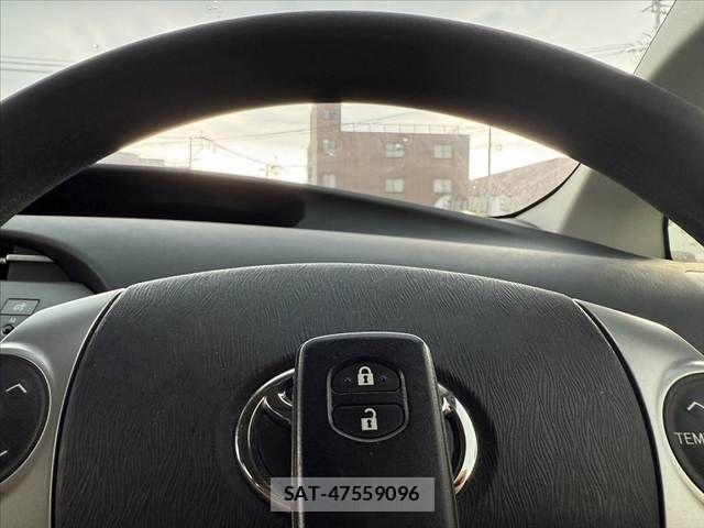 Toyota PRIUS 2015-09 7562669-23