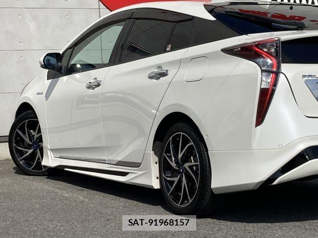 Toyota PRIUS 2017-08 7562655-16
