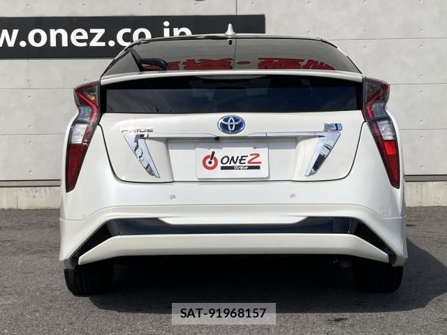 Toyota PRIUS 2017-08 7562655-18