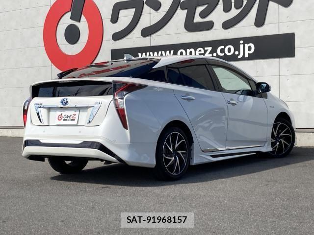 Toyota PRIUS 2017-08 7562655-1