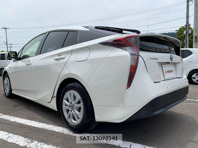 Toyota PRIUS 2016-09 7562663-8