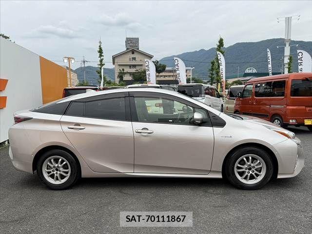 Toyota PRIUS 2017-05 7619279-11