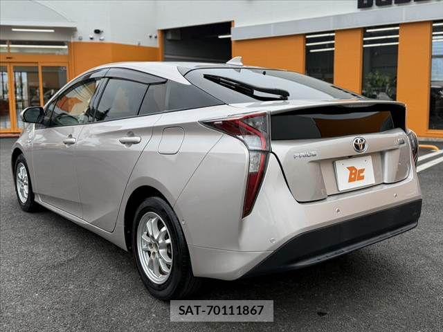 Toyota PRIUS 2017-05 7619279-12