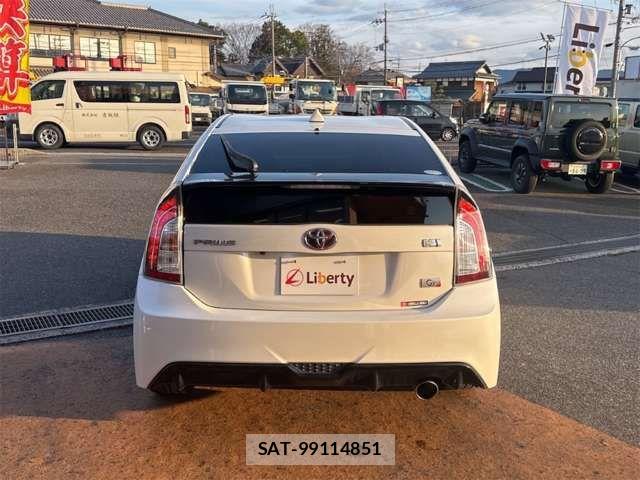 Toyota PRIUS 2014-06 7619298-10