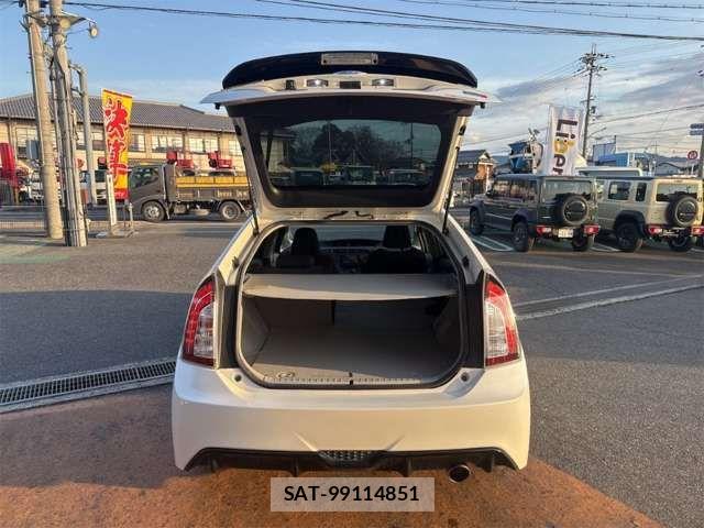 Toyota PRIUS 2014-06 7619298-12