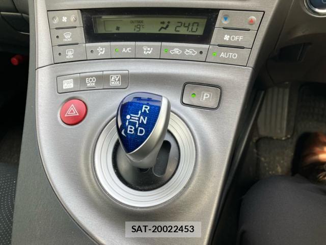 Toyota PRIUS 2015-09 7619305-15