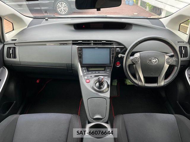Toyota PRIUS 2014-08 7619276-1