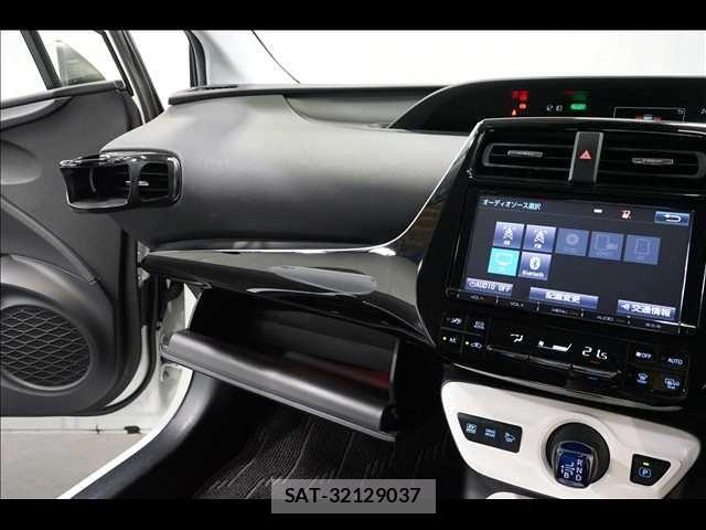 Toyota PRIUS 2016-08 7619255-12