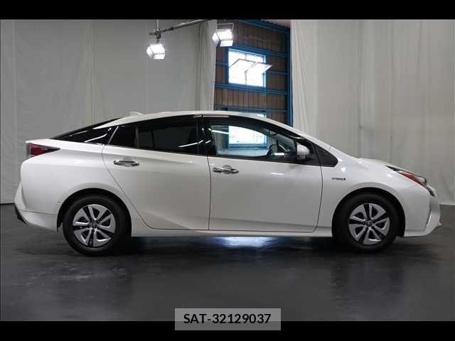 Toyota PRIUS 2016-08 7619255-15