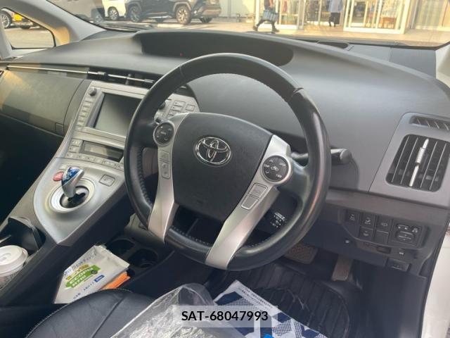 Toyota PRIUS 2014-11 7619313-11
