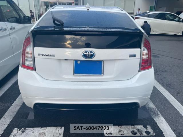 Toyota PRIUS 2014-11 7619313-3