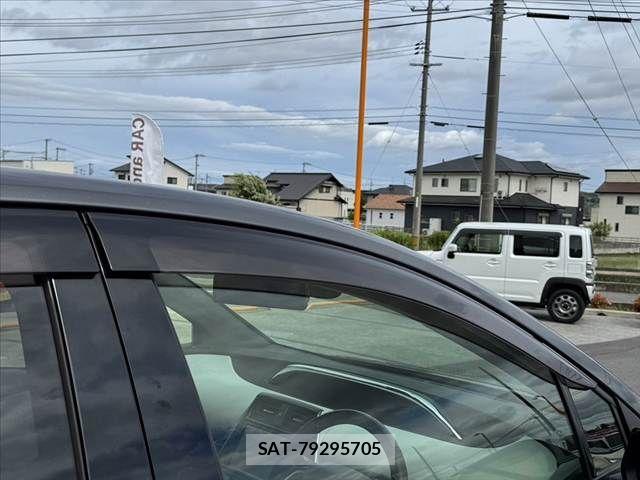 Toyota PRIUS 2017-09 7619258-29