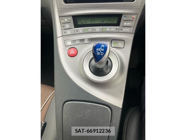 Toyota PRIUS 2012-04 7619331-19