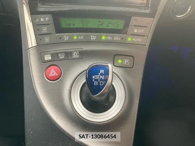 Toyota PRIUS 2013-04 7619317-16