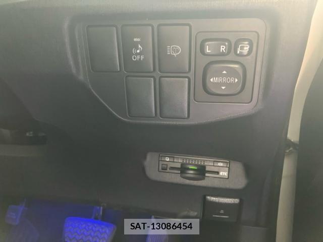 Toyota PRIUS 2013-04 7619317-17