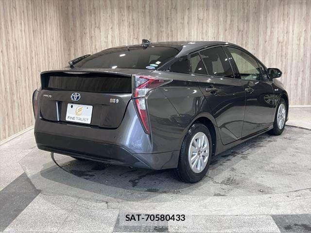 Toyota PRIUS 2016-03 7619271-16