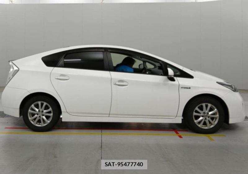 Toyota PRIUS 2015-03 7329467-4