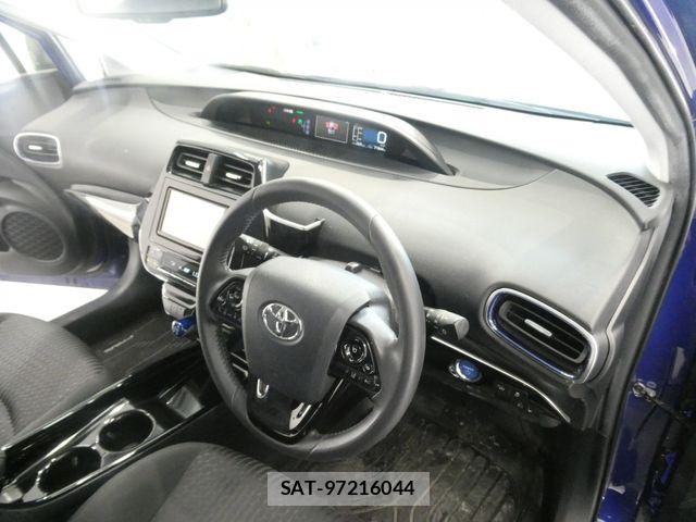 Toyota PRIUS 2018-08 7878863-20