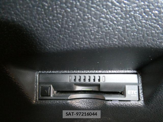 Toyota PRIUS 2018-08 7878863-24