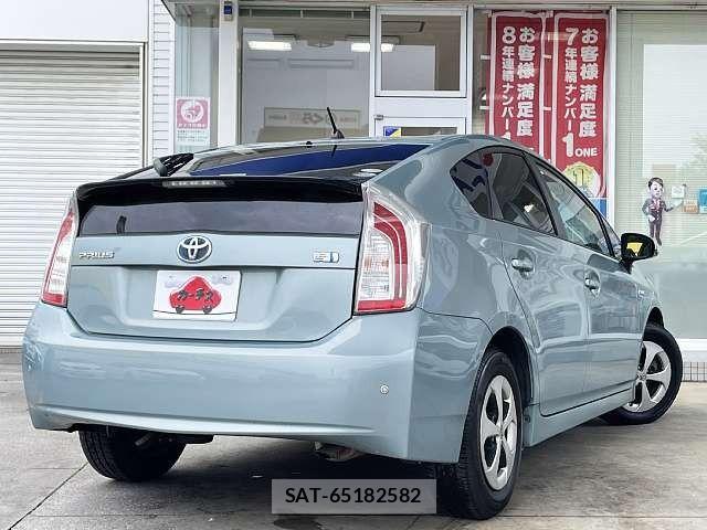 Toyota PRIUS 2013-04 7903248-2