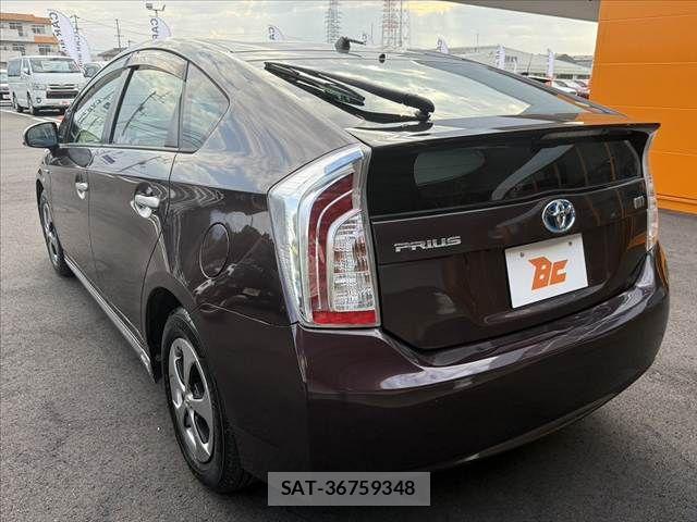 Toyota PRIUS 2013-08 7980667-12