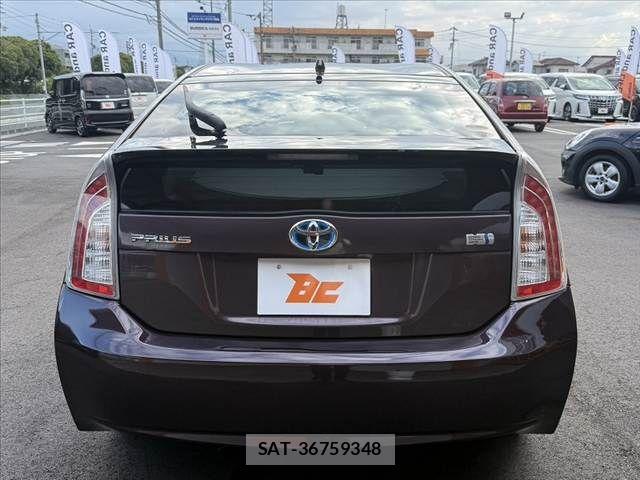 Toyota PRIUS 2013-08 7980667-13