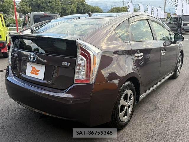 Toyota PRIUS 2013-08 7980667-14