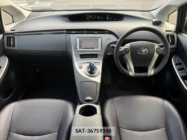 Toyota PRIUS 2013-08 7980667-1