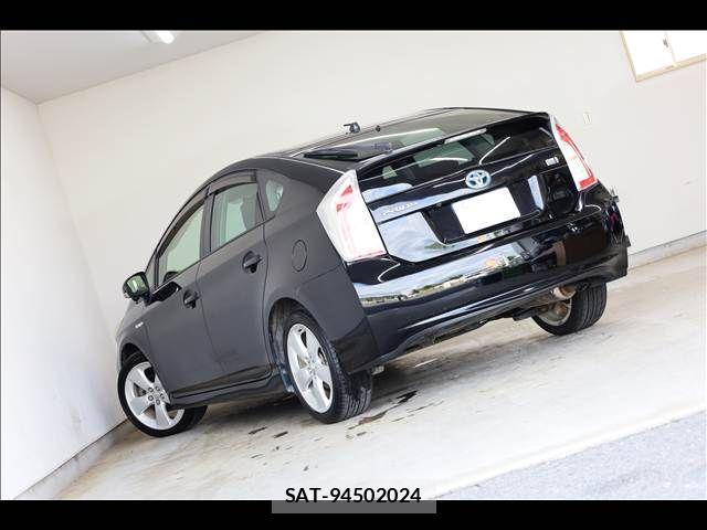 Toyota PRIUS 2013-02 7980672-10